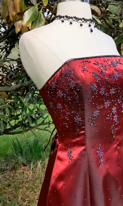 Robe longue de soirée élégante bordeaux en satin perlé, coupe trapèze, robe de bal ED10035