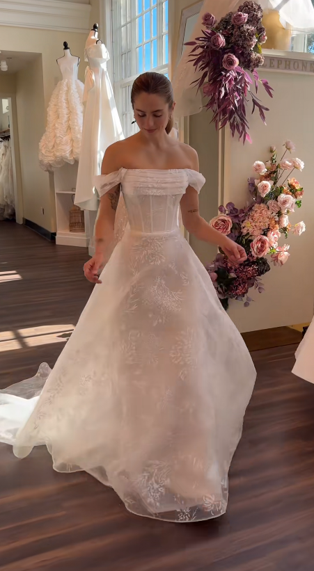 Elegant White Wedding Dress A-Line Lace Bridal Dress ED10084