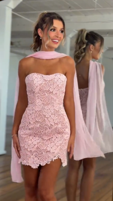 Kurzes, eng anliegendes rosa Spitzen-Heimkehrkleid ED10255