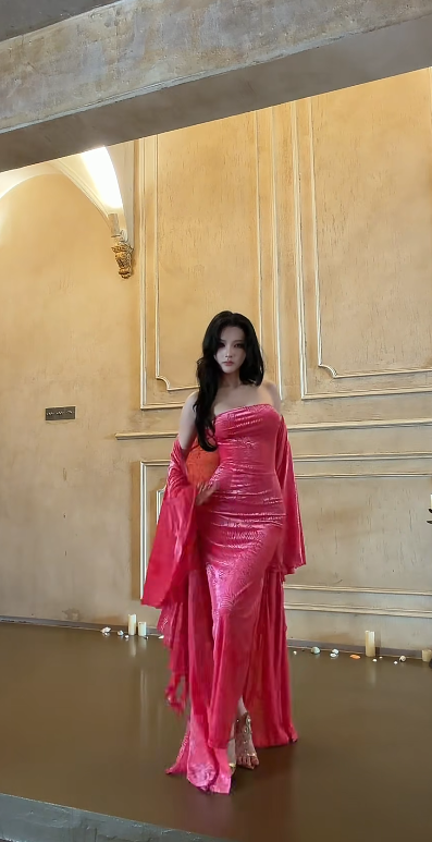 Modisches Abendkleid in leuchtendem Pink, Etuikleid aus Samt, bodenlang ED10842