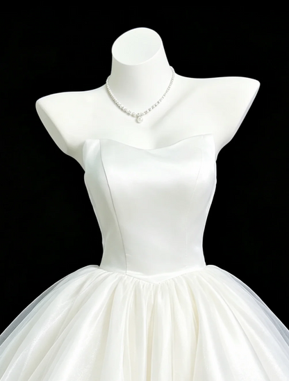 Weißes trägerloses kurzes Homecoming-Kleid A-Linie Tüll Geburtstagsparty-Kleid ED11018