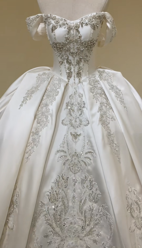 Robe de mariée trapèze intemporelle en satin blanc avec perles ED11384