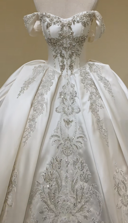 Robe de mariée trapèze intemporelle en satin blanc avec perles ED11384