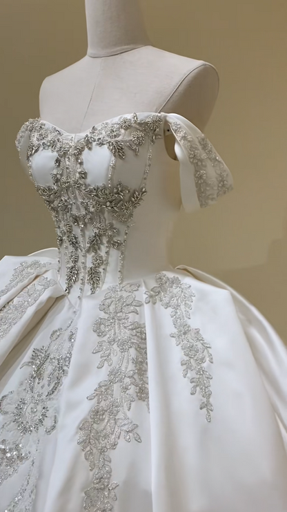 Robe de mariée trapèze intemporelle en satin blanc avec perles ED11384