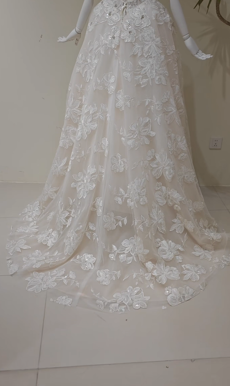 Robe de mariée trapèze blanche intemporelle en dentelle ED11385