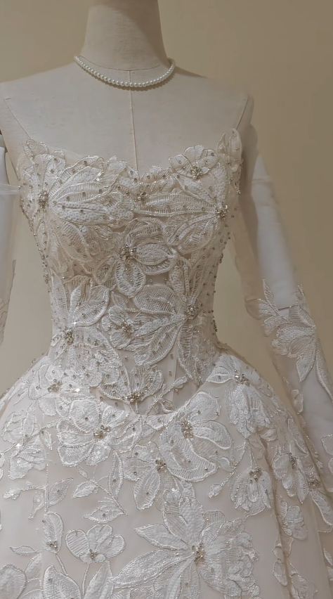 Robe de mariée trapèze blanche intemporelle en dentelle ED11385