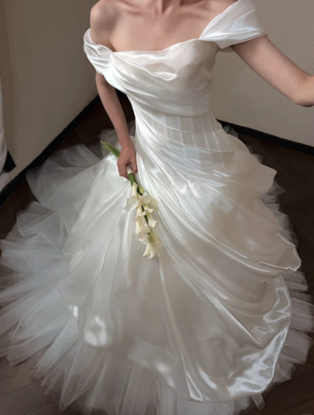 Robe de mariée trapèze intemporelle blanche en satin ED11394