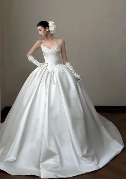 Robe de mariée trapèze intemporelle en satin blanc ED11395