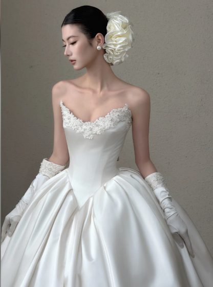 Robe de mariée trapèze intemporelle en satin blanc ED11395