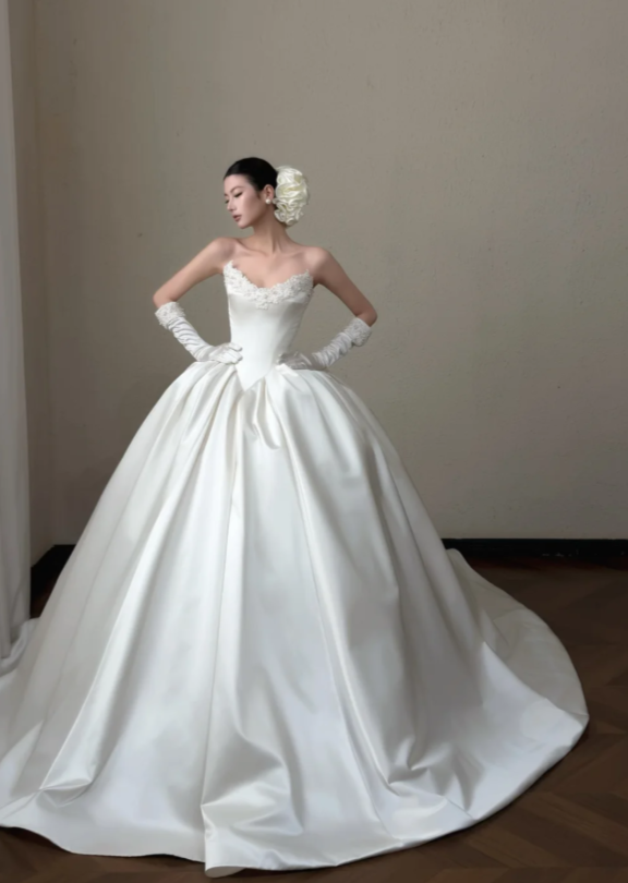 Robe de mariée trapèze intemporelle en satin blanc ED11395