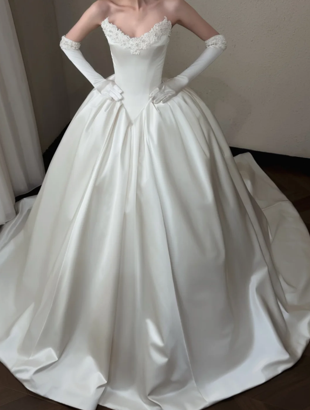 Robe de mariée trapèze intemporelle en satin blanc ED11395