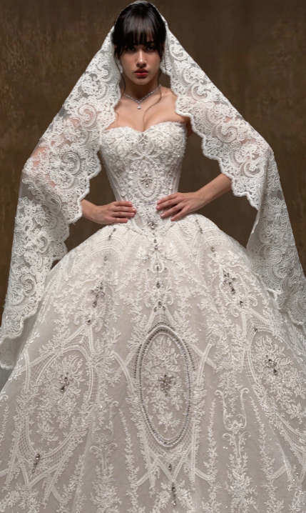 Robe de mariée trapèze blanche intemporelle en dentelle ED11399