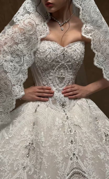 Robe de mariée trapèze blanche intemporelle en dentelle ED11399