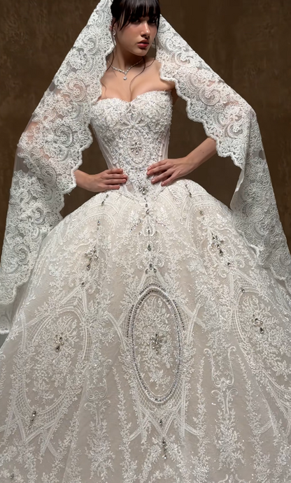 Robe de mariée trapèze blanche intemporelle en dentelle ED11399