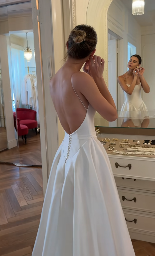 Robe de mariée trapèze en satin blanc intemporel ED11400