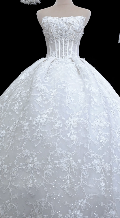 Schickes weißes Brautkleid A-Linie Spitzenhochzeitskleid ED11452
