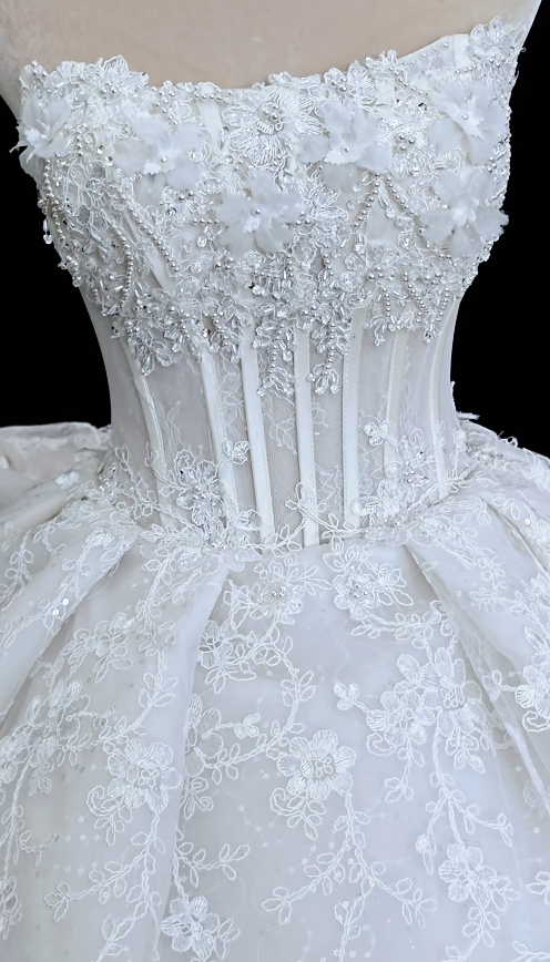 Schickes weißes Brautkleid A-Linie Spitzenhochzeitskleid ED11452