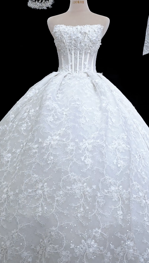 Schickes weißes Brautkleid A-Linie Spitzenhochzeitskleid ED11452