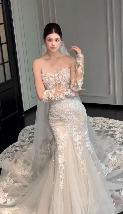 Timeless White Tulle Appliques Wedding Dress A-Line Bridal Gown ED11493