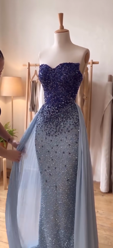 Hübsches blaues Abschlussballkleid Etui-Kleid aus Chiffon mit Perlenbesatz langes Abendkleid ED11557