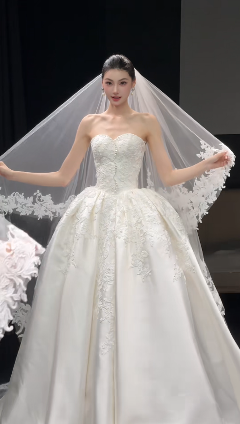 Robe de mariée intemporelle en satin coupe trapèze, robe de mariée blanche perlée sans manches ED11564