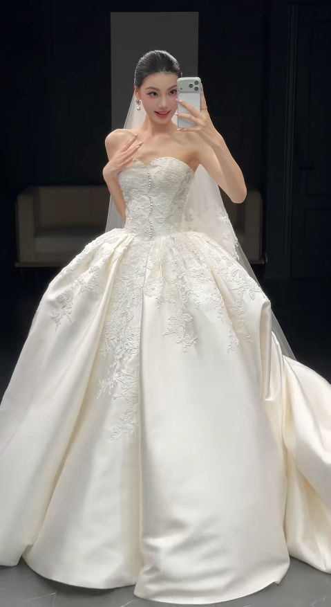 Robe de mariée intemporelle en satin coupe trapèze, robe de mariée blanche perlée sans manches ED11564