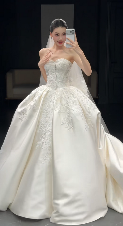 Robe de mariée intemporelle en satin coupe trapèze, robe de mariée blanche perlée sans manches ED11564