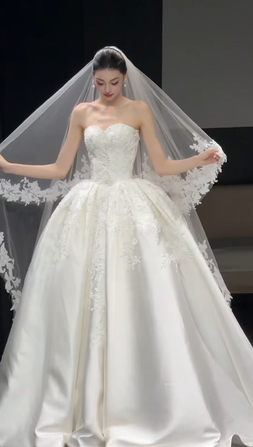 Robe de mariée intemporelle en satin coupe trapèze, robe de mariée blanche perlée sans manches ED11564