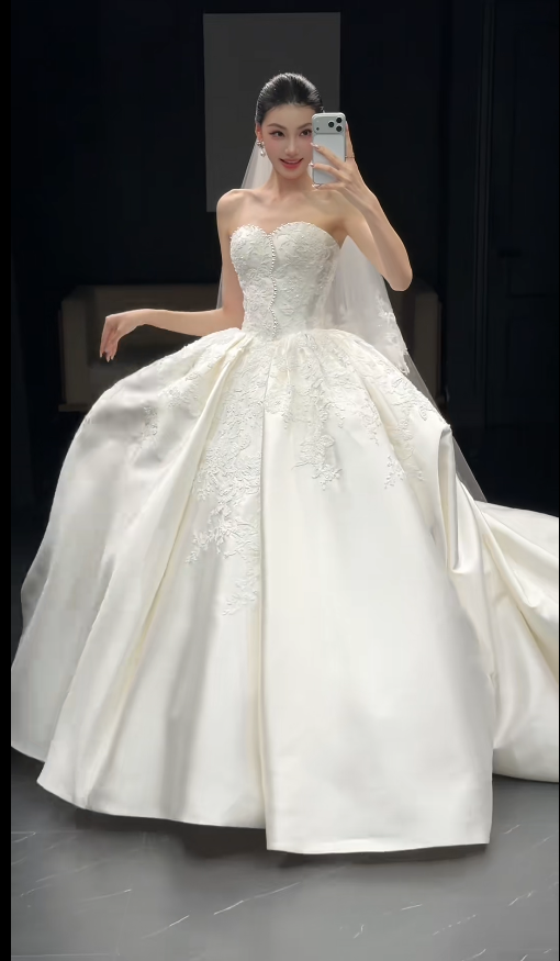 Robe de mariée intemporelle en satin coupe trapèze, robe de mariée blanche perlée sans manches ED11564