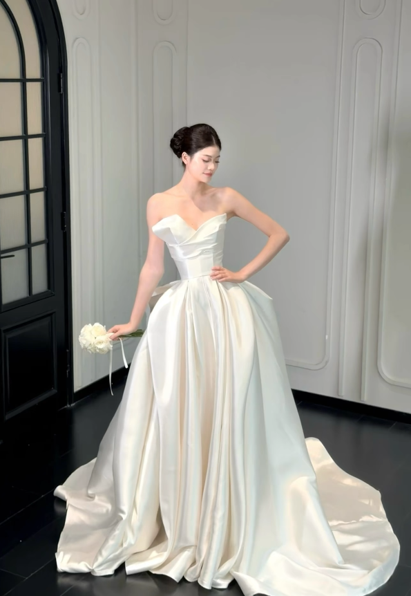 Zeitloses A-Linien-Brautkleid aus Satin in Weiß, ärmelloses Hochzeitskleid ED11567