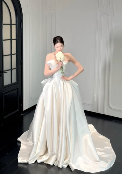 Zeitloses A-Linien-Brautkleid aus Satin in Weiß, ärmelloses Hochzeitskleid ED11567