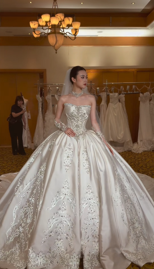 Chic Sweetheart White Diamonds Bridal Gown A-Line Satin Wedding Dress ED11599