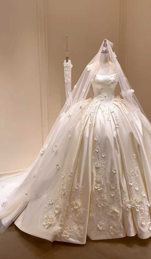Chic Sweetheart White Appliques Bridal Gown A-Line Satin Wedding Dress ED11600