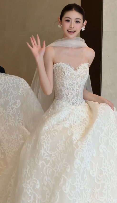 Wunderschönes A-Linien Hochzeitskleid in Weiß mit Herzausschnitt, langem Rock und Spitzenbesatz ED11667