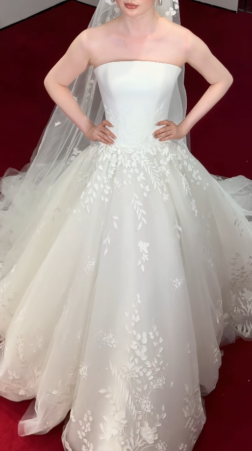 Wunderschönes trägerloses A-Linien Brautkleid in Weiß, bodenlanges Tüll-Hochzeitskleid ED11674