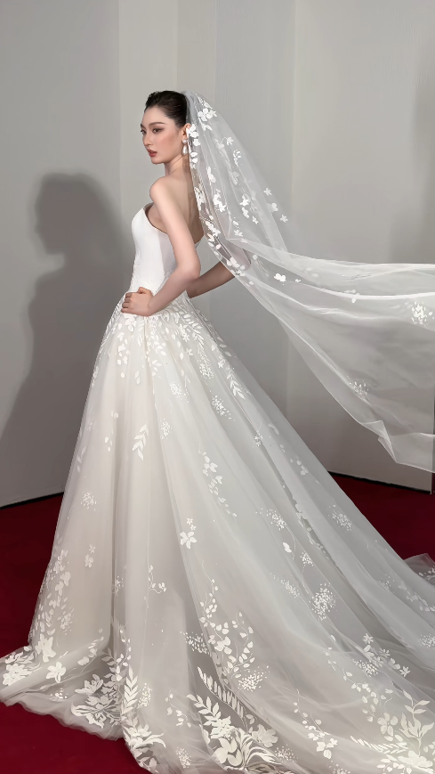 Wunderschönes trägerloses A-Linien Brautkleid in Weiß, bodenlanges Tüll-Hochzeitskleid ED11674