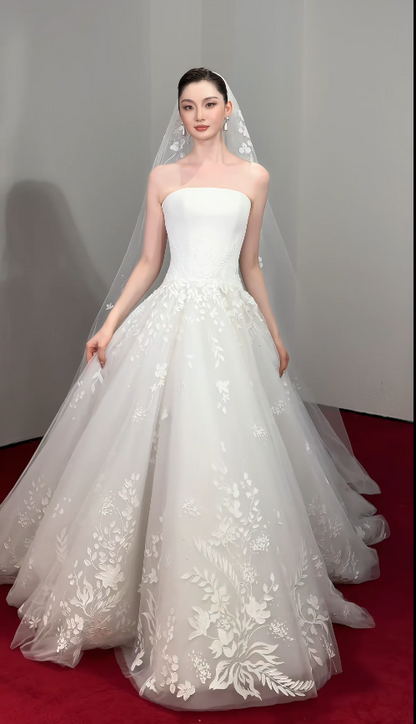 Wunderschönes trägerloses A-Linien Brautkleid in Weiß, bodenlanges Tüll-Hochzeitskleid ED11674