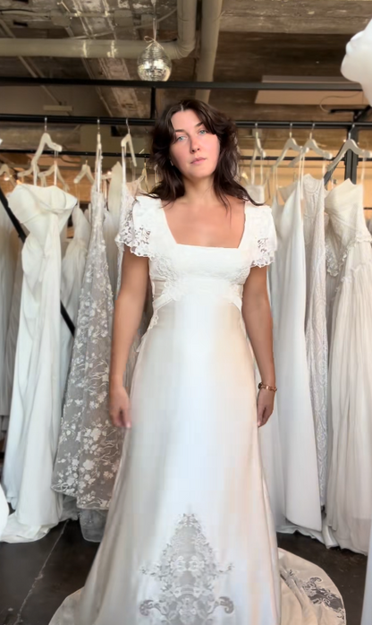 Robe de mariée blanche intemporelle, coupe fourreau, en satin, longue, ED11726