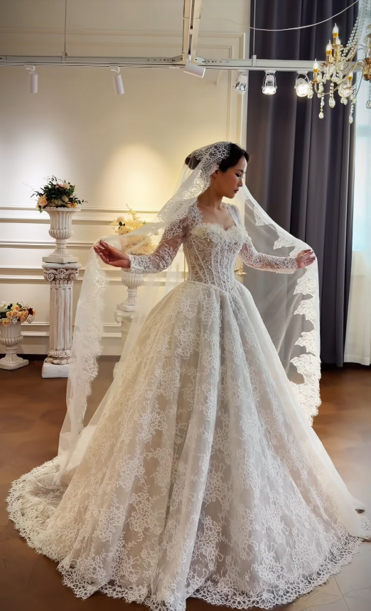 Robe de mariée blanche intemporelle en dentelle, coupe trapèze et longue ED11728