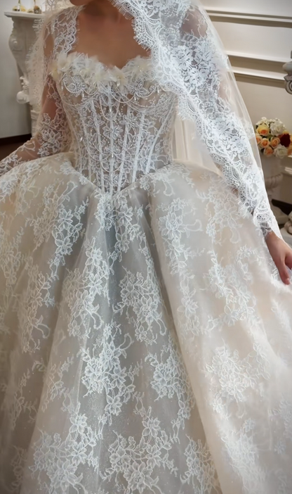 Robe de mariée blanche intemporelle en dentelle, coupe trapèze et longue ED11728