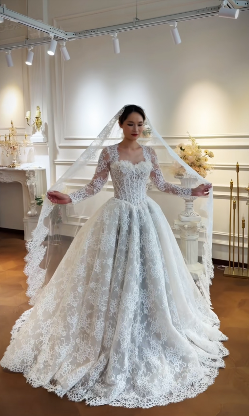 Robe de mariée blanche intemporelle en dentelle, coupe trapèze et longue ED11728