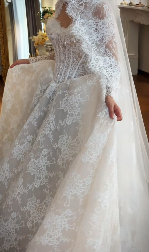 Robe de mariée blanche intemporelle en dentelle, coupe trapèze et longue ED11728