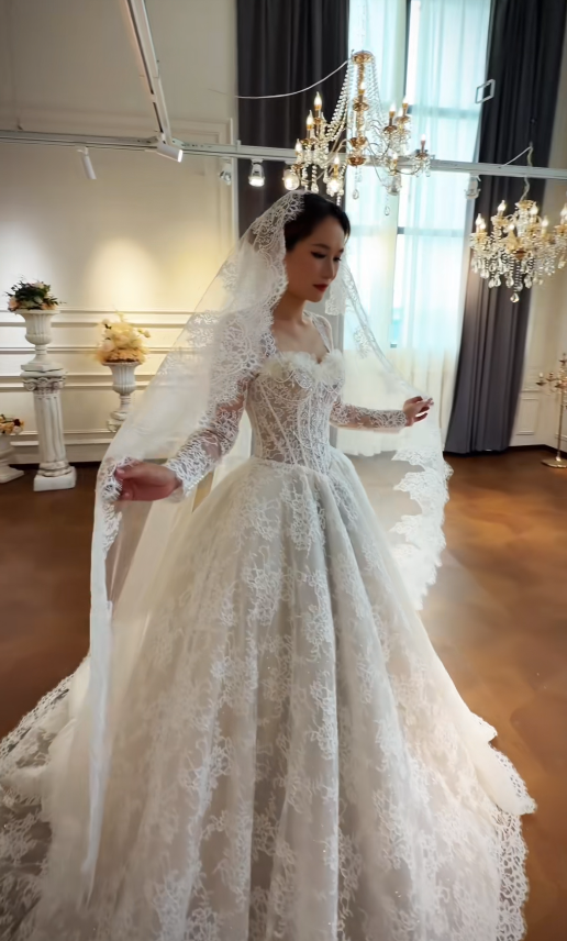 Robe de mariée blanche intemporelle en dentelle, coupe trapèze et longue ED11728