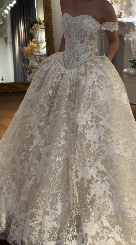 Timeless Off-shoulderWhite Bridal Gown A-Line Lace Long Wedding Dress ED11729