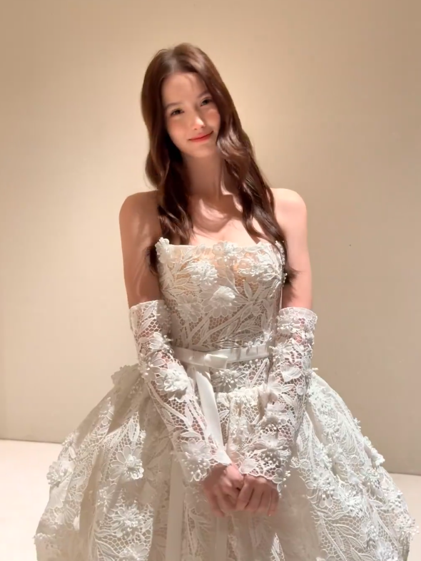 Zeitloses trägerloses weißes Brautkleid A-Linie Spitze langes Hochzeitskleid Applikationen Brautkleid ED11731