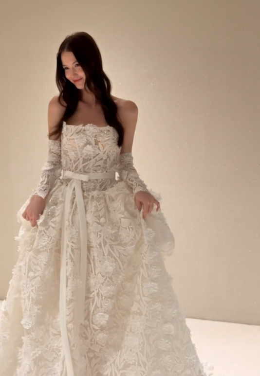 Zeitloses trägerloses weißes Brautkleid A-Linie Spitze langes Hochzeitskleid Applikationen Brautkleid ED11731