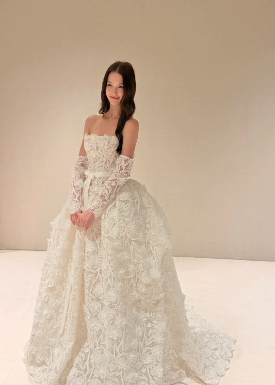 Zeitloses trägerloses weißes Brautkleid A-Linie Spitze langes Hochzeitskleid Applikationen Brautkleid ED11731