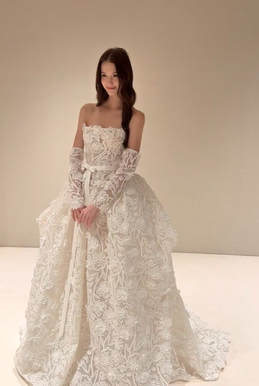 Zeitloses trägerloses weißes Brautkleid A-Linie Spitze langes Hochzeitskleid Applikationen Brautkleid ED11731