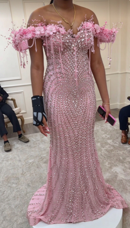 Schönes schulterfreies, figurbetontes, langes Abendkleid aus Tüll mit Perlenbesatz, rosa Ballkleid ED11752