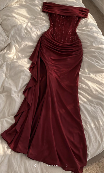 Schickes schulterfreies, figurbetontes langes Abendkleid aus Satin in Burgunderrot, Ballkleid ED11763